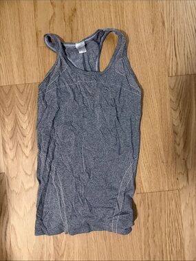 GapWomen’s Gray Racerback Performance Tank Top